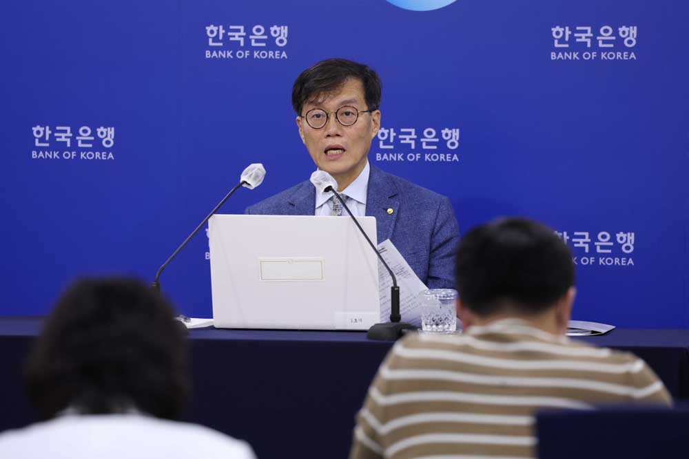 이창용 한국은행 총재가 지난 21일 서울 중구 한국은행에서 물가 안정 목표 운영상황 등에 대해 설명하고 있다.