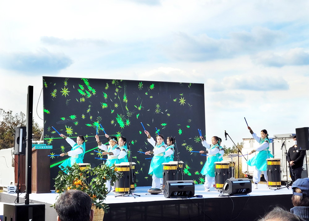 안덕지역아동센터의 안덕천사두드림(아동 난타 동아리)이 지난해 11월 새별오름에서 열린 애월읍 농수축산박람회 개막식에서 난타공연을 하고 있다.