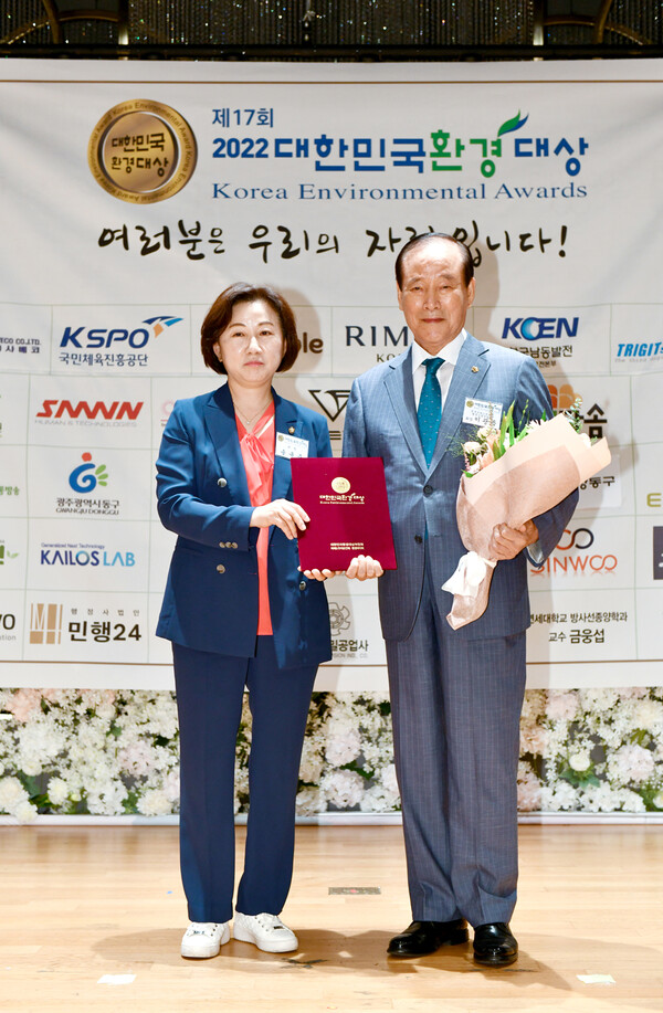 이광옥 한국프라스틱공업협동조합연합회 회장이 지난 6일 서울 상암동 중소기업DMC타워에서 개최된 제17회 2022 대한민국환경대상 시상식에서 국회의장상을 수상하고 기념촬영하고 있다.