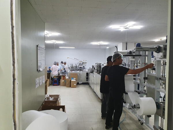 조합원사 공장에서 외국인근로자들이 마스크 제조 공정에 투입돼 작업하고 있다.