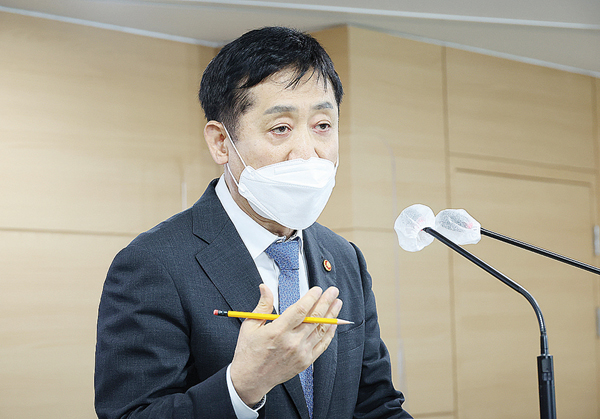 김주현 금융위원장이 지난 14일 정부서울청사에서 금융부문 민생안정과제 추진현황 및 계획을 발표하고 있다.