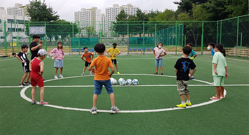 이달 충남 계룡시 신도안면에 있는 풋살경기장에서 센터 아동들이 계룡시체육회에서 주관하는 풋살수업에 참여하고 있다.