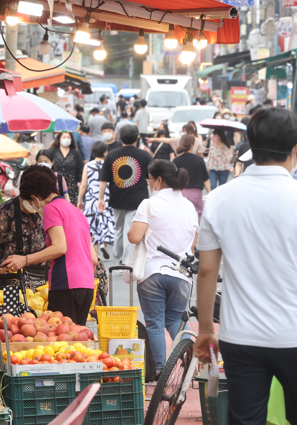 서울 시내 전통시장에서 시민들이 장을 보고 있다.