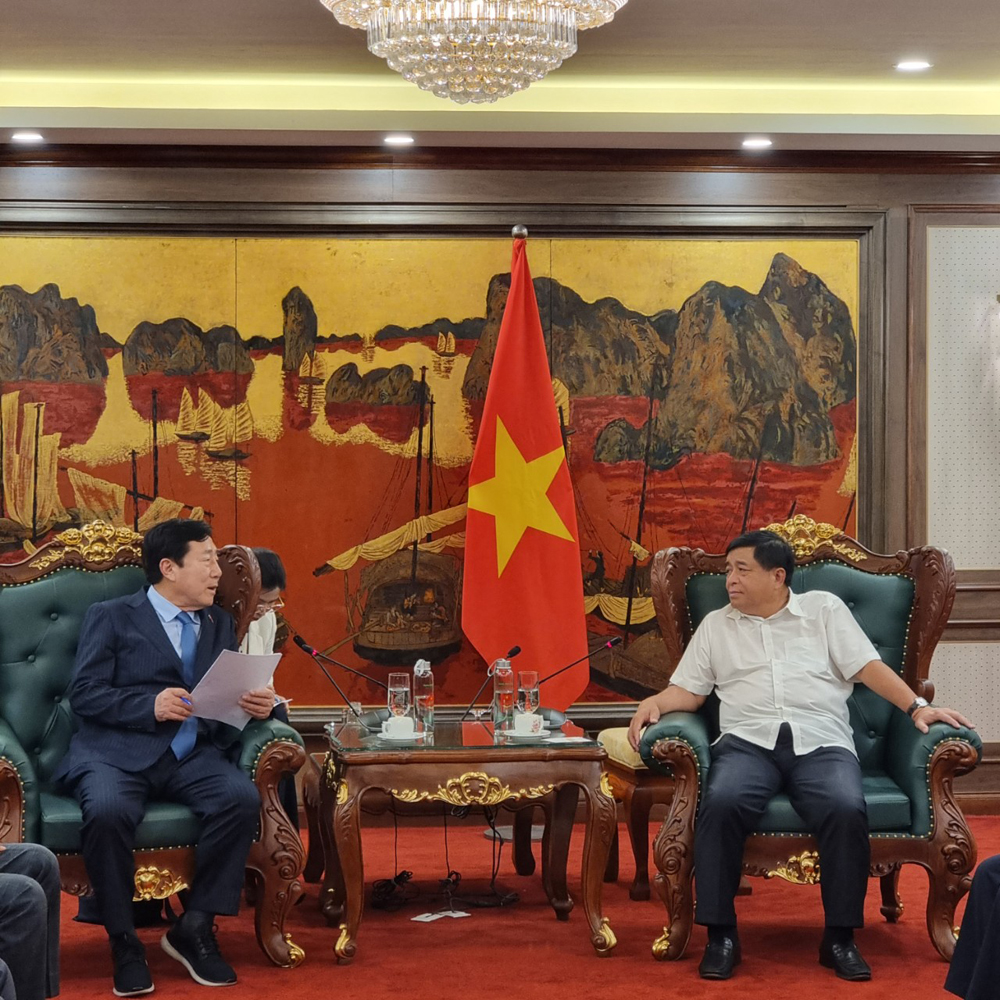 김기문 중기중앙회장이 베트남 기획투자부 응우옌 찌 중(오른쪽) 장관을 만나 양국 중소기업 협력 확대방안을 논의하고 있다.