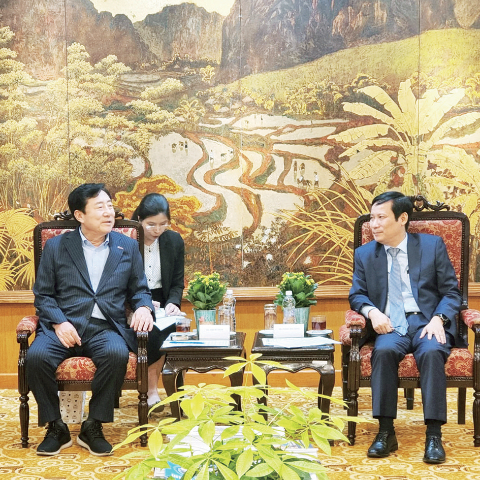 지난 22일 김기문 중기중앙회장이 베트남 상공회의소를 방문, 팜 탄 콩 회장(오른쪽)과 환담하고 있다.