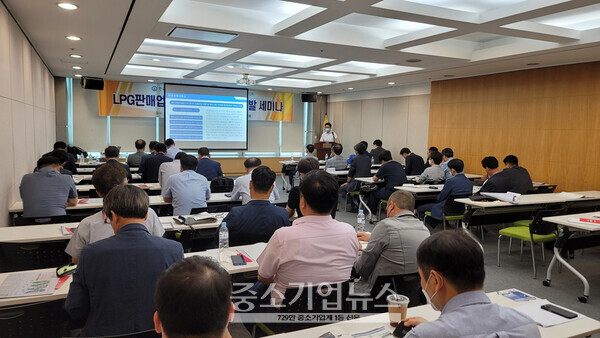 지난달 6일 양재 aT센터에서 열린 ‘성과공유형 공통기술 R&D 세미나’에서 장승관 한국공학대학교 교수가 LPG 판매사업자를 대상으로 R&D 추진동향을 발표하고 있다.