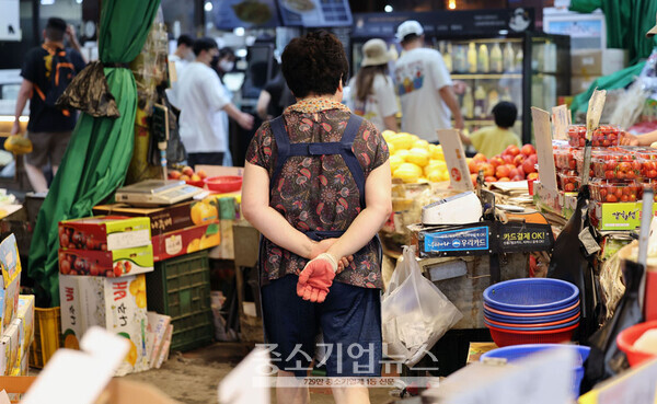서울 시내 재래시장의 상인들 모습. 계속되는 고물가에 코로나19 재확산 우려까지 커지면서 소상공인들의 한숨이 커지고 있다.
