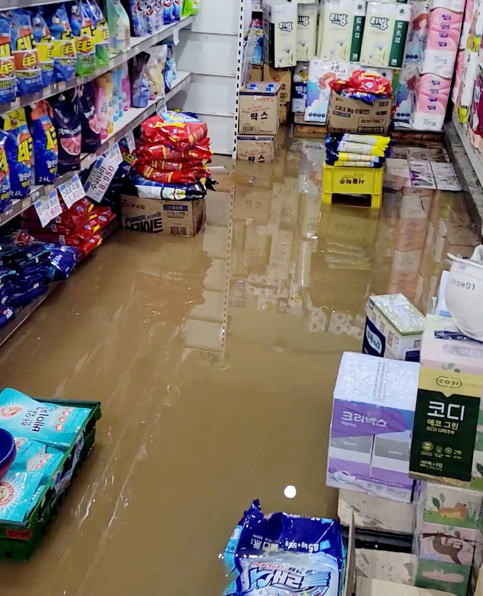 폭우로 흙탕물에 잠긴 인천시 부평구의 한 슈퍼마켓.