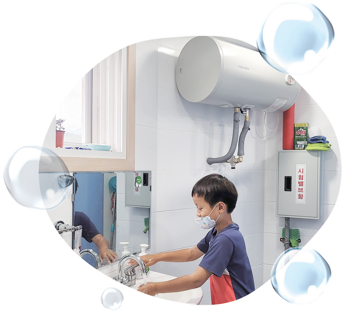 한국정수기공업협동조합이 기부해서 지난 7월말 엄사지역아동센터 화장실에 설치된 국산 순간온수기를 센터 아동이 사용하고 있다.
