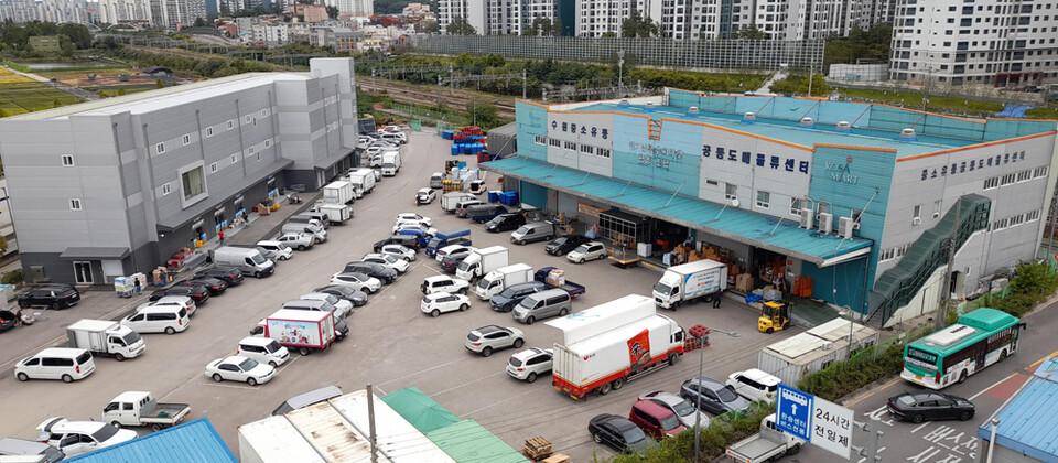 경기남부수퍼마켓협동조합이 운영하는 수원중소유통공동도매물류센터의 전경.