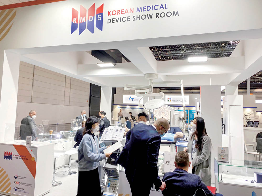 지난해 11월 독일에서 열린 ‘뒤셀도르프 국제전시회(MEDICA)’에서 한국의료기기공업협동조합은 국산 의료기기로 구성된 가상의 병원 수술방 환경을 구현한 ‘한국의료기기쇼룸’을 운영했다.