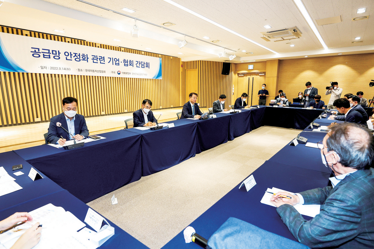 지난 14일 서울 서초구 한국자동차산업협회에서 열린 공급망 안정화 관련 기업·협회 간담회에서 방기선 기획재정부 1차관이 발언하고 있다.