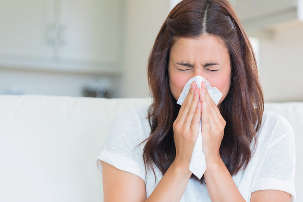 알레르기 비염은 코 점막이 알레르기를 유발하는 원인물질에 자극을 받아 과민하게 반응하며 염증을 일으키는 질환이다. 과민반응은 대체로 재채기나 콧물 등의 양상으로 나타난다.