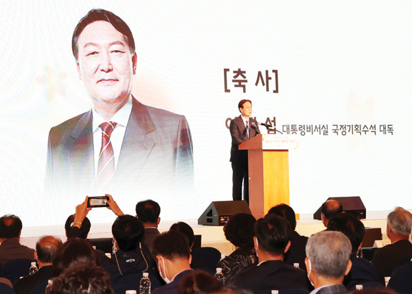 이관섭 국정기획수석이 윤석열 대통령의 축사를 대독하고 있다.