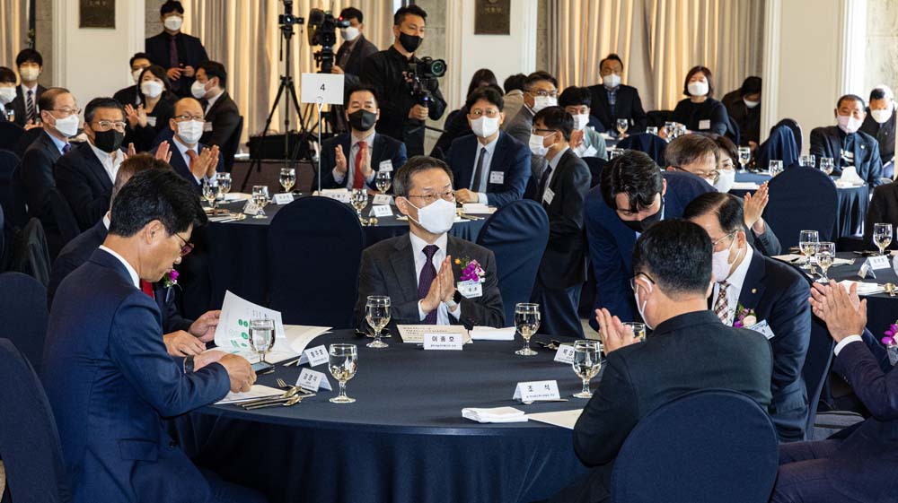지난 12일 열린 한국원자력산업협회 창립 50주년 기념식에는 이종호 과학기술정보통신부 장관(가운데)을 비롯해 원자력 산업계 중소기업 관계자들이 참석했다.