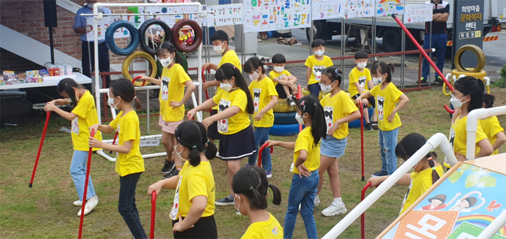 지난 8월 20일 하늘샘지역아동센터에서 개최한 아동권리행사에서 아동들이 직접 만든 놀이터에서 행진을 하고 있다.