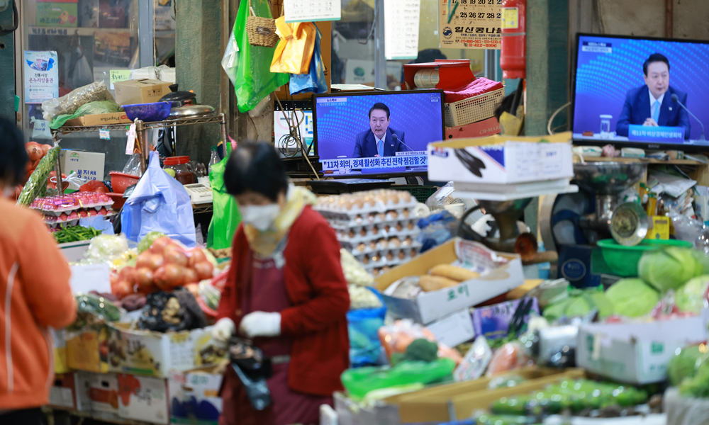 지난 27일 서울 서대문구 인왕시장의 상점 TV 화면에 윤석열 대통령 주재 비상경제민생회의가 생중계로 방송되고 있다.