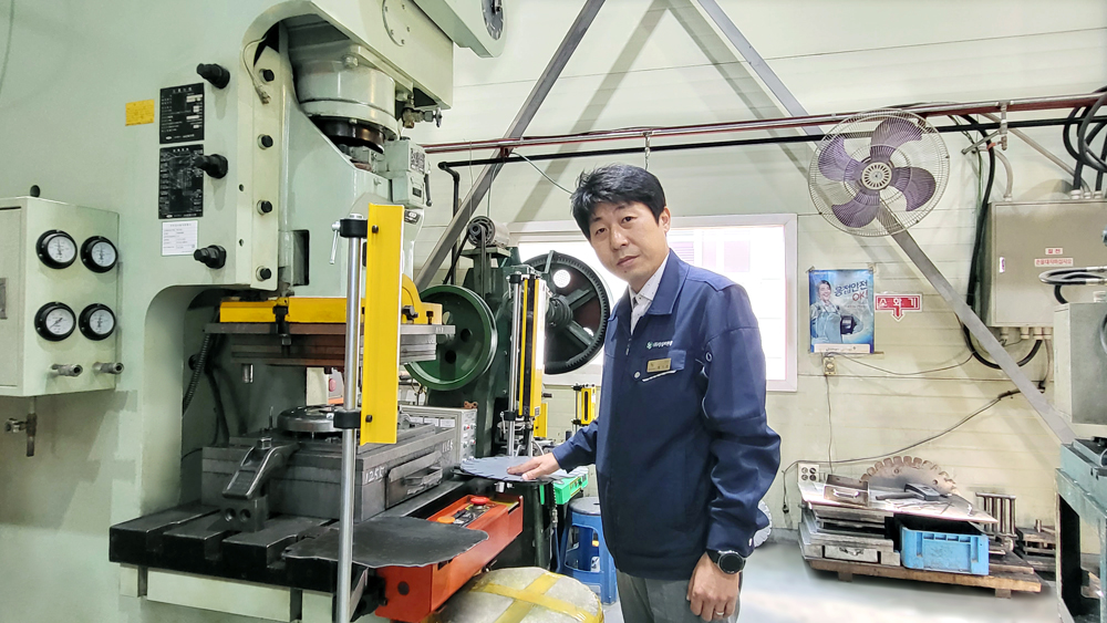배지환 성심씨앤엠 대표가 프레스 가공작업 전에 제품을 검수하고 있다.