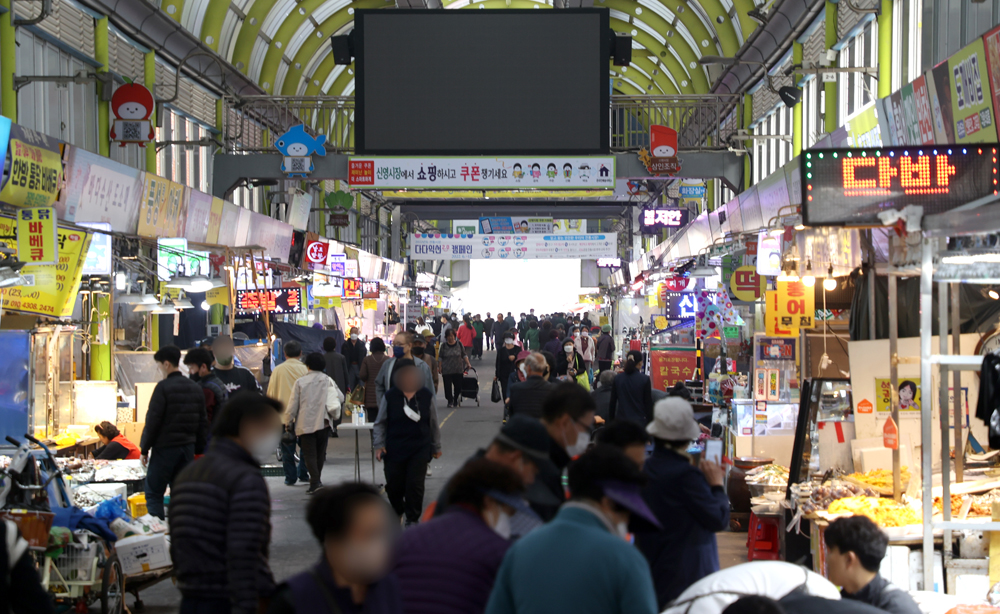 지난달 소상공인과 전통시장의 체감경기가 소비 감소와 물가·금리상승 등의 우려로 석 달 만에 악화한 것으로 조사됐다. 사진은 지난 1일 서울 시내의 한 전통시장 모습.