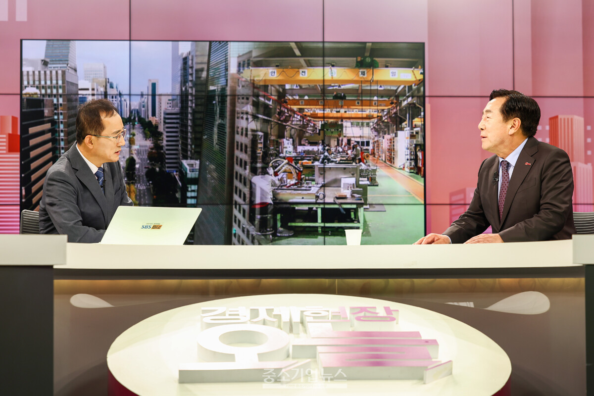 11월 4일 SBS Biz 고광철 앵커(왼쪽)가 진행하는 생방송 에 출연한 김기문 중기중앙회장(오른쪽)이 중소기업 현안 대담을 진행하고 있다. [