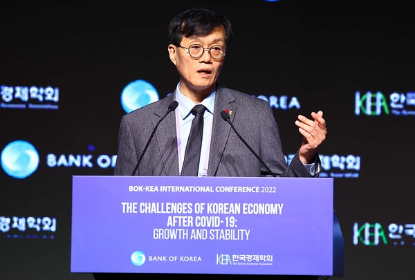 이창용 한국은행 총재가 11일 서울 중구 웨스틴조선호텔에서 한국은행과 한국경제학회 주최로 열린 국제 컨퍼런스에서 개회사 하고 있다. 