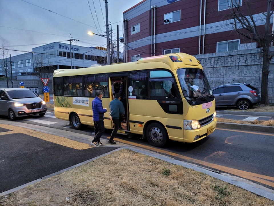 반월염색패션칼라사업협동조합에서 운영하는 출퇴근 통근버스를 이용하는 조합원사 직원들이 버스에 탑승하고 있다.