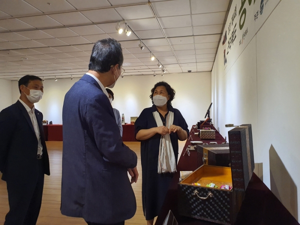 지난해 전라북도공예품대전에서대상을 수상한 하윤옥 대표가 송하진 전북도지사에게 작품을 설명하고 있다.