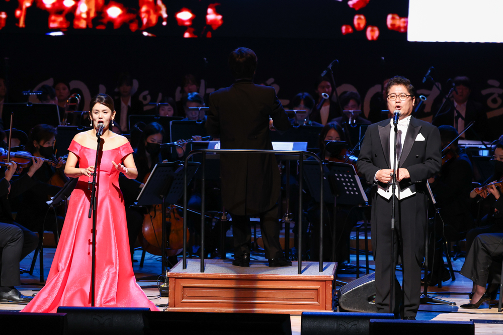 박성희 소프라노(왼쪽)와 진성원 테너가 듀엣 명곡‘Time To Say Goodbye’를 열창하고 있다.