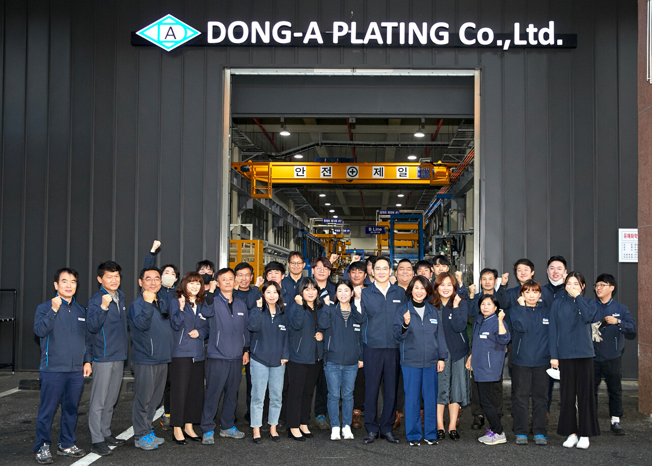 이재용 삼성 회장이 동아플레이팅의 임직원들과 기념사진을 찍고 있다.