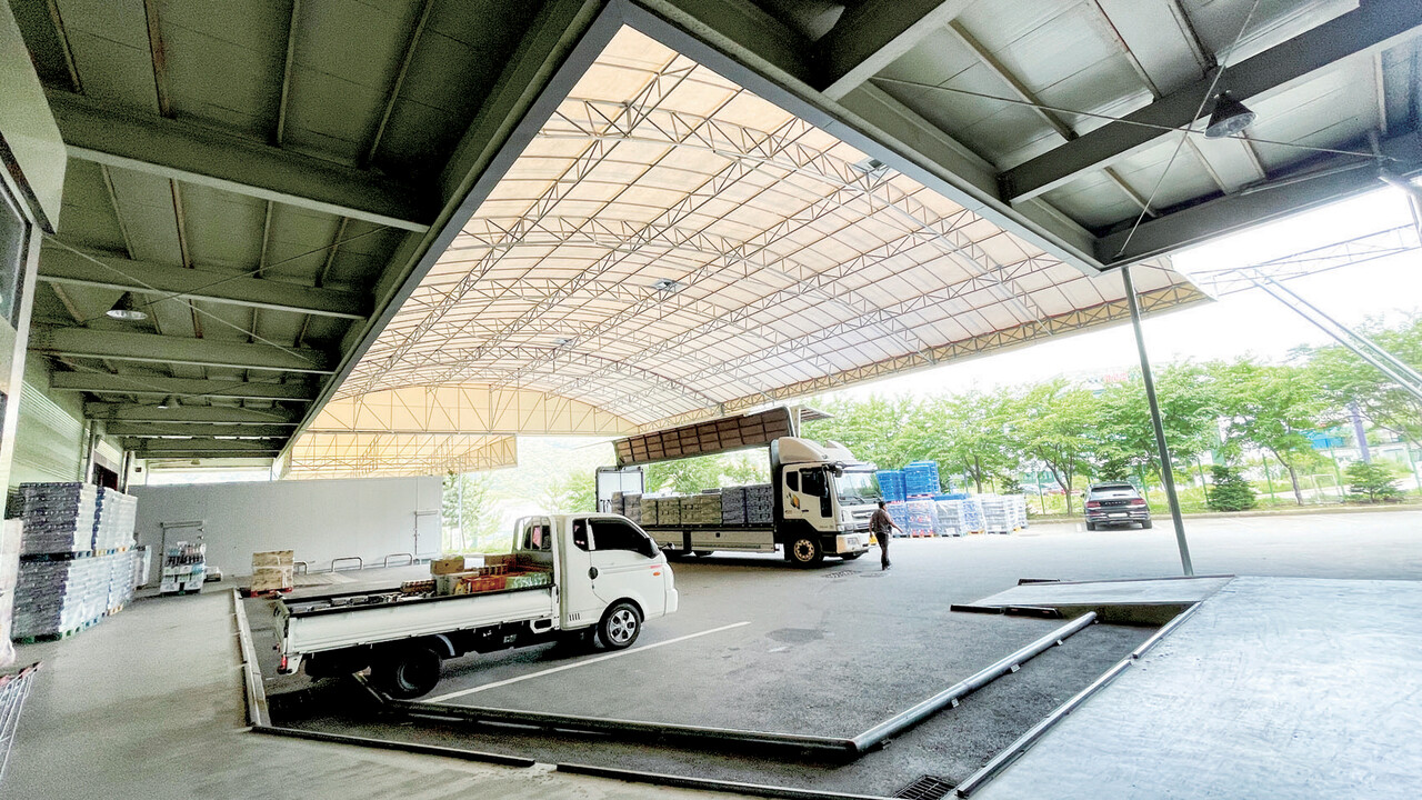 충남천안수퍼마켓협동조합은 천안시의 보조금 지원을 받아 올해 천안중소유통공동도매물류센터에 외부캐노피를 추가로 설치했다.
