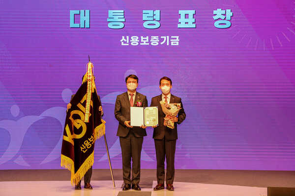 신용보증기금은 지난 15일 서울 양천구 로운아트홀에서 진행된 ‘2022 동반성장주간 기념식’에서 ‘대·중소기업 동반성장 유공 대통령 표창’을 수상했다.