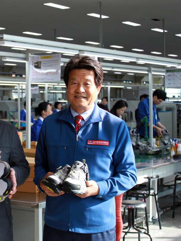 문창섭 삼덕통상 대표가 스마트공장에서 제조된 신발을 선보이고 있다.