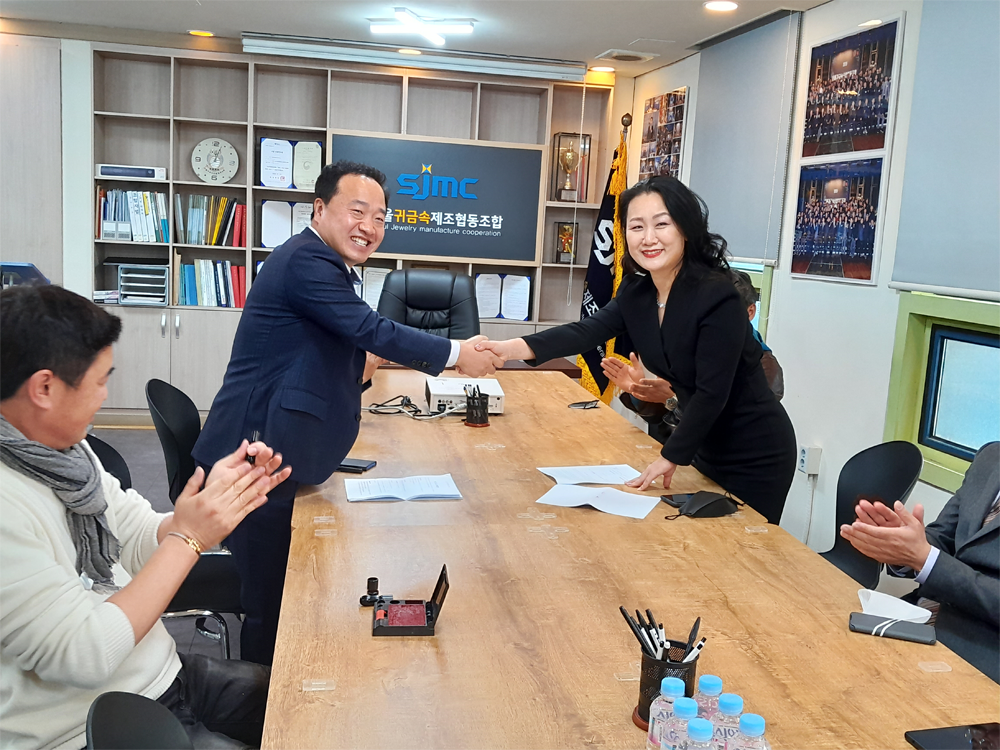 서울귀금속제조협동조합(이사장 이경숙·오른쪽)이 지난 9일 조합 사무실에서 한국금거래소 쓰리엠(대표 김안모)과 알로이 매매계약을 체결했다.