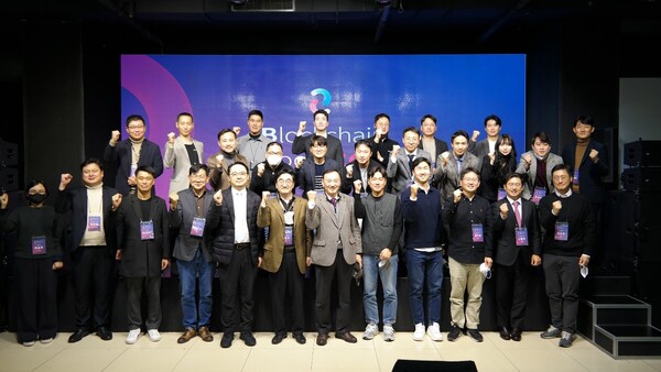Blockchain Coop Con2022에 참석한 조합원 및 초청사들이 기념촬영을 하고 있다.