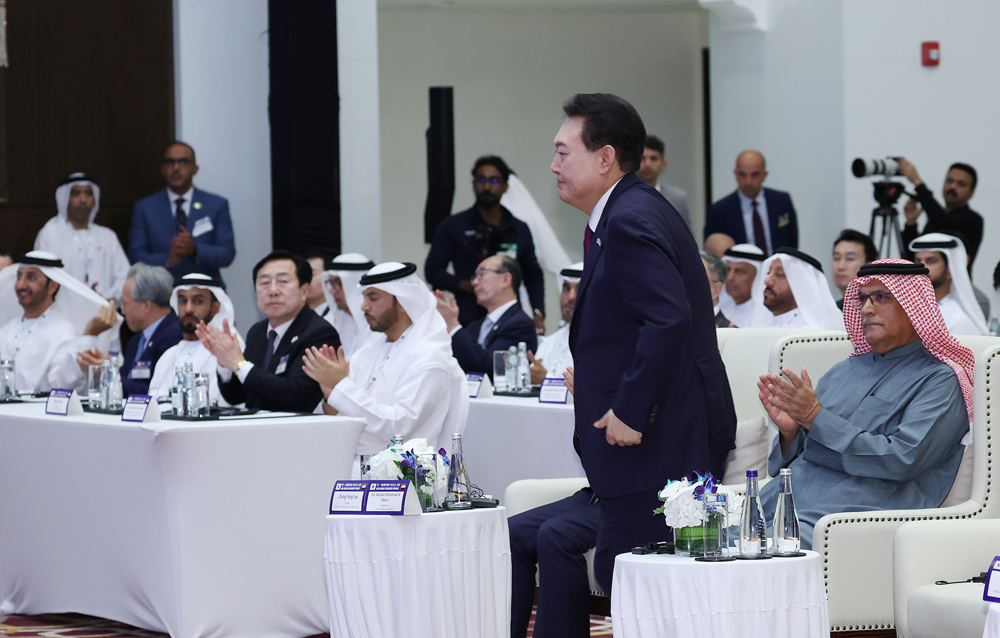 지난 16일 UAE 아부다비 릭소스 마리나 호텔에서 김기문 중기중앙회장을 비롯한 중소기업 대표단이 참석한 가운데 개최된 ‘한-UAE 비즈니스 포럼’에서 윤석열 대통령이 기조연설을 위해 단상으로 이동하고 있다