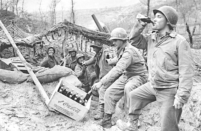 제2차 세계대전 당시 최전선 포대까지 전달된 코카콜라