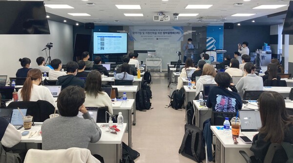 지난해 10월 29일, 서울시 금천구 소재 BoB센터에서 한국정보기술연구원 관계자가 장비 설명회를 진행하고 있다.