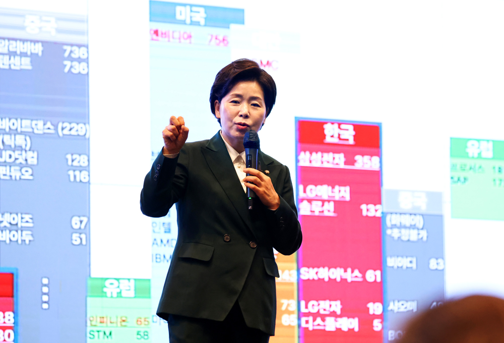 양향자 국회의원이 KBIZ 문화경영포럼에서 강연하고 있다.	황정아 기자