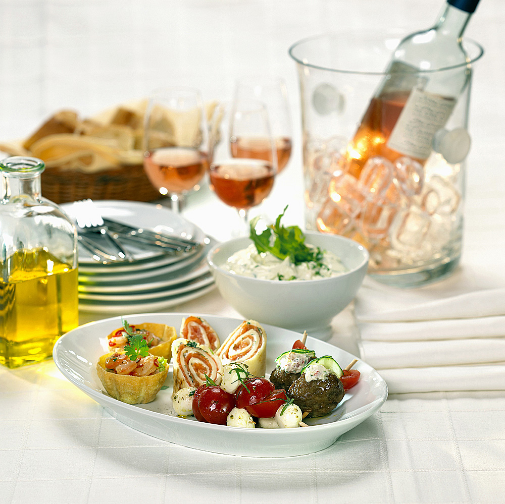 로제 와인은 가벼운 샐러드부터 흰살 육류까지 다양하게 페어링이 가능하다.