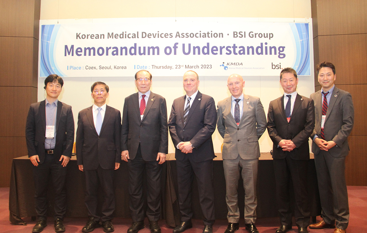 한국의료기기조합과 BSI 그룹 간 업무협약식에서 이재화 조합 이사장(왼쪽 세 번째부터)과 마이클 바이식 BSI 그룹 글로벌관리이사 등 관계자들이 기념촬영하고 있다.