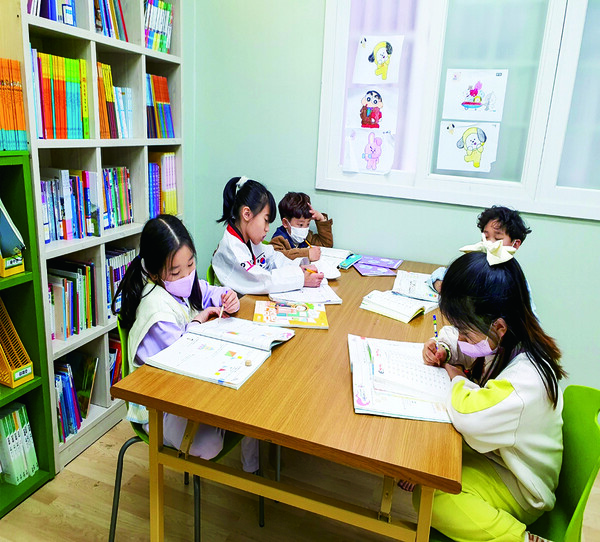 부산 신호지역아동센터에서 아이들이 집중해서 공부하고 있다.