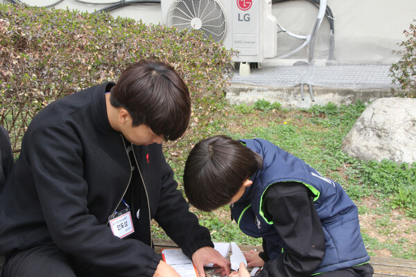 안도성 중소기업사랑나눔재단 자원봉사자가 아이와 함께 봄맞이 대운동회에서 비행기를 만들고 있다.