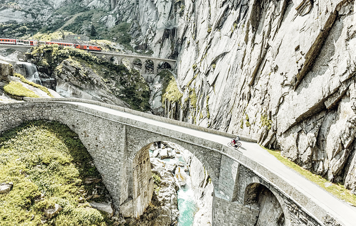 스위스 안데르마트에 있는 악마의 다리 역시 자전거로 지날 수 있다