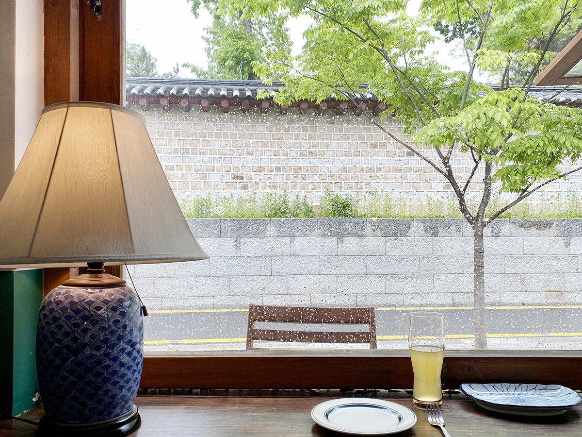 비오는 평일 오후, 서울집시 바 테이블에 앉아 물방울 맺힌 창으로 바라본 종묘