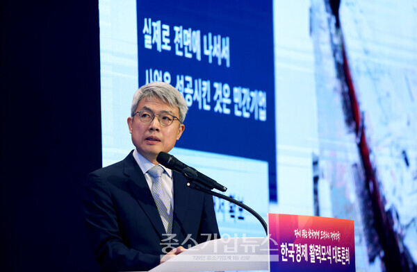 고영선 한국개발연구원 연구부원장이 '한국경제의 활력은 왜 떨어지고 있는가?' 주제발표로 토론회가 시작됐다.
