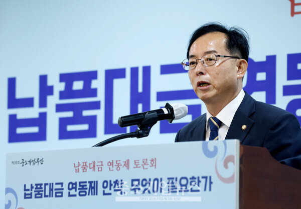더불어민주당 김경만 의원이 축사를 하고 있다.