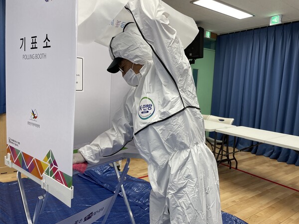 K-안방 소독방역 전문가가 투표소 내에서 작업을 실시하고 있다. 