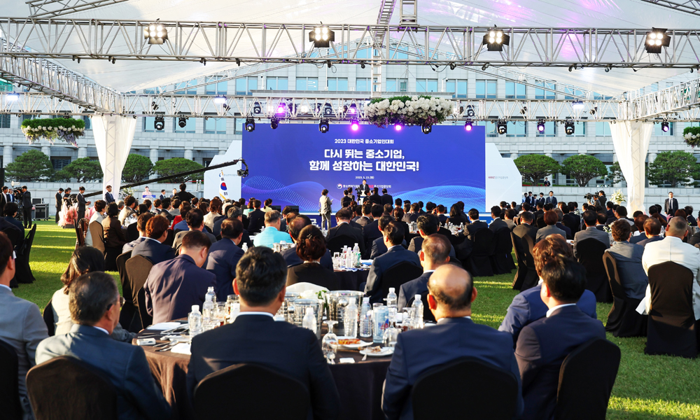 지난 23일 열린 ‘2023년 대한민국 중소기업인 대회’에서 중소기업계는 ‘함께 성장하는 대한민국’ 선포식을 개최했다. 중소기업계는 이를 통해 미래 세대와 선배 중소기업이 함께 성장해 새로운 더 큰 대한민국을 만들어 나가자는 비전을 천명했다.	황정아 기자