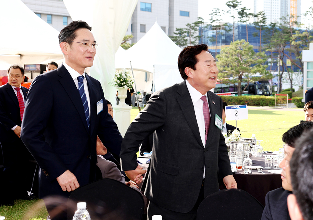 김기문 중기중앙회장과 이재용 삼성전자 회장이 손을 잡고 이동하고 있다.