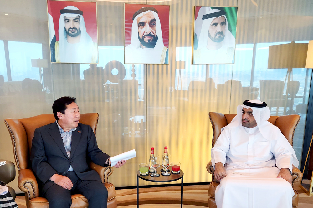 지난 12일 두바이 상공회의소를 찾은 김기문 중기중앙회장(왼쪽)이 모하메드 루타 두바이 상의 CEO와 대화를 나누고 있다.